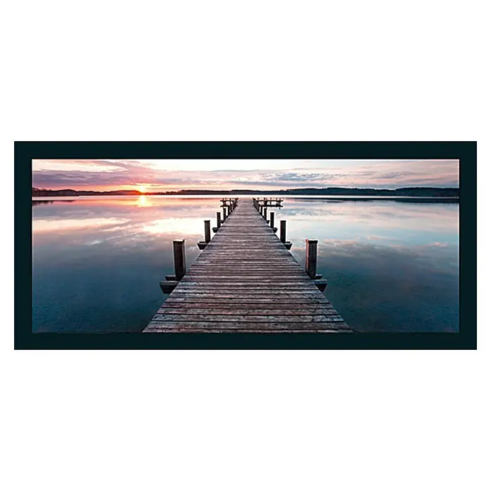 Bild Oversized - Steg bei Dämmerung, B x H: 124 x 50 cm - Gerahmtes Bild mit einem Steg, der ins ruhige Wasser führt, bei Sonnenuntergang. Ein entspannender Wandschmuck für Ihr Zuhause.