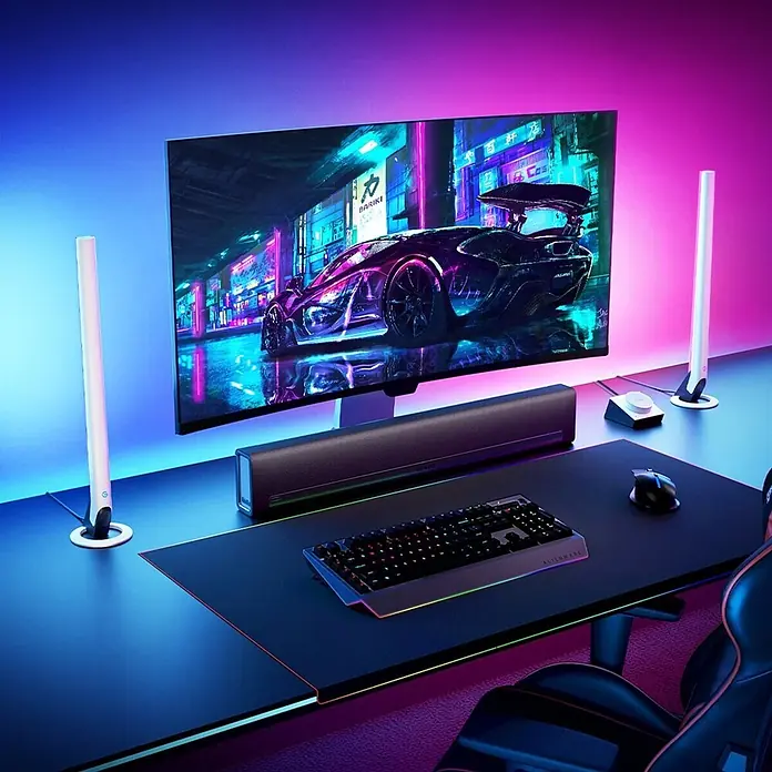Govee Lámpara de sobremesa LED Gaming Smart Light Bars - L x An x Al: 9 x 19,5 x 44 cm, RGBW - Configuración gaming vibrante: monitor grande, barra de sonido, teclado/ratón RGB y dos luces ambientales verticales en escritorio oscuro.
