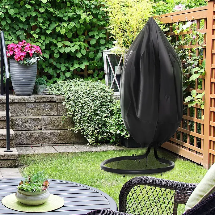 Outsunny Hängesessel Schutzhülle - L x B x H: 115 x 115 x 190 cm, 210D Oxford-Gewebe, Schwarz - Schwarze wetterfeste Hülle, die einen Outdoor-Eiersessel in einem Garten schützt.