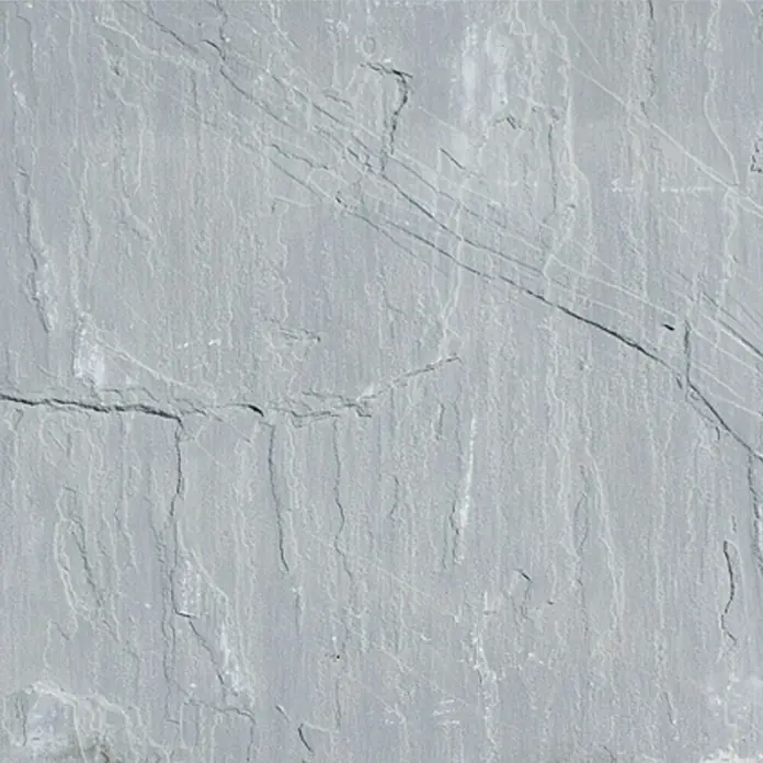 Terrassenplatte Delhi Grey - 60 x 30 x 2,5 cm, Grau, Sandstein - Graue Schiefertextur mit subtilen vertikalen Linien und natürlichen Rissen, die dem Material Tiefe und Charakter verleihen.