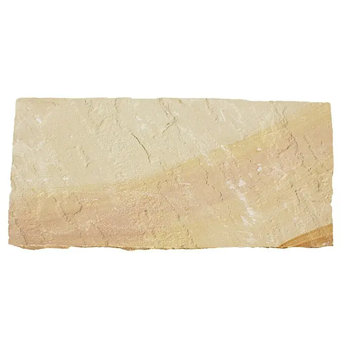 Terrassenplatte Indian Summer - 30 x 60 x 2,5 cm, Sandfarbe, Sandstein, Gespalten - Ein einzelner, sandfarbener Pflasterstein mit rauer Textur, ideal für Gartenwege oder Terrassen.