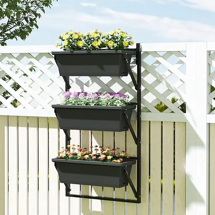 Outsunny Hochbeet zum Einhängen für Balkongeländer - 56 x 42 x 100 cm, Kunststoff, Dunkelgrau - Schwarzer 3-stöckiger vertikaler Pflanzkasten mit Blumen an einem weißen Gartenzaun.