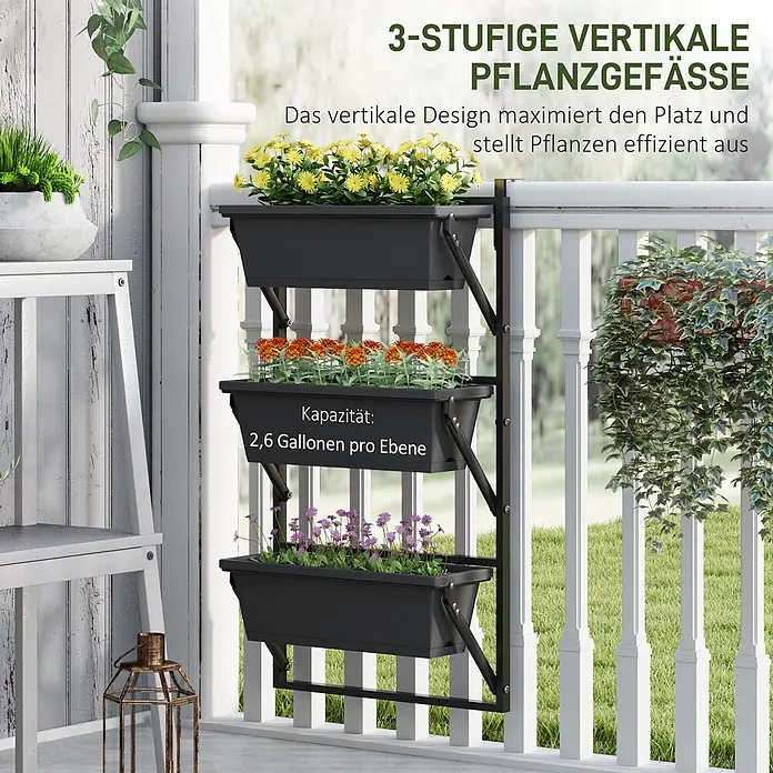 Outsunny Hochbeet zum Einhängen für Balkongeländer - 56 x 42 x 100 cm, Kunststoff, Dunkelgrau - Schwarzer 3-stöckiger vertikaler Pflanzkübel, an einem weißen Geländer befestigt und mit bunten Pflanzen gefüllt.