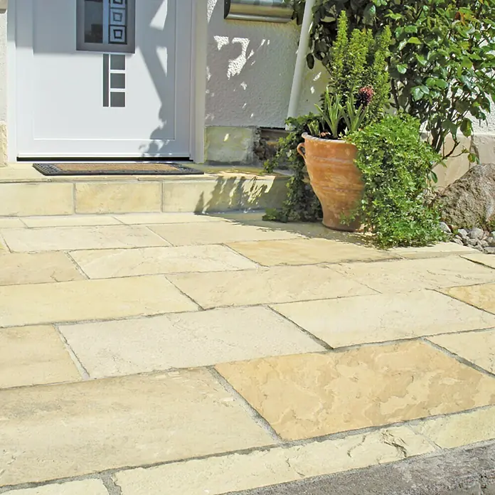 Terrassenplatte Indian Summer - 30 x 60 x 2,5 cm, Sandfarbe, Sandstein, Gespalten - Elegante Steinplatten für den Außenbereich. Die Bodenplatten sind ideal für Terrassen und Gartenwege und schaffen ein stilvolles Ambiente.