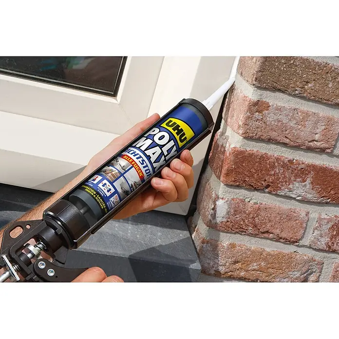 UHU Dichtstoff Poly Max - Weiß, 280 ml, Kartusche - Eine Hand verwendet eine Kartuschenpistole mit UHU Poly Max Dichtstoff, um eine Fuge zwischen Fensterrahmen und Ziegelwand abzudichten.