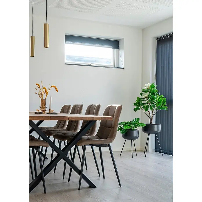 Tinkaro Übertopf rund Blumentopfständer - schwarz, Stahl - Esstisch mit Holzplatte und schwarzen Metallbeinen, umgeben von braunen Polsterstühlen im Esszimmer.