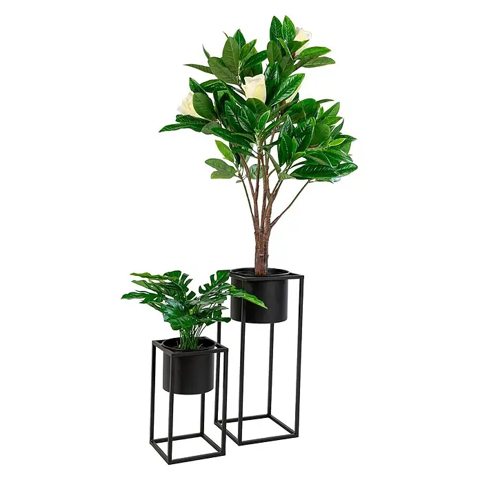 Tinkaro Übertopf rund Blumentopfständer - Außenmaß (Ø x H): 19,5 x 50,5 cm, schwarz, Stahl - Zwei Kunstpflanzen, eine mit weißen Blüten, eine mit grünen Blättern, in schwarzen Metallpflanzgefäßen auf Ständern.
