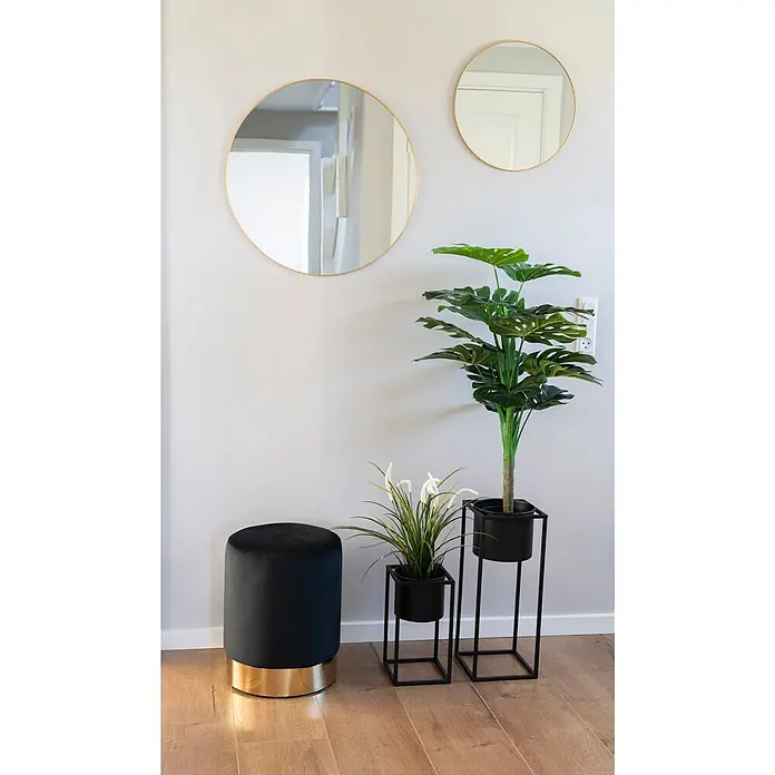 Tinkaro Übertopf rund Blumentopfständer - Außenmaß (Ø x H): 19,5 x 50,5 cm, schwarz, Stahl - Moderner Eingangsbereich mit schwarzem Samt-Hocker, goldgerahmten Spiegeln und schwarzen Pflanzenständern.