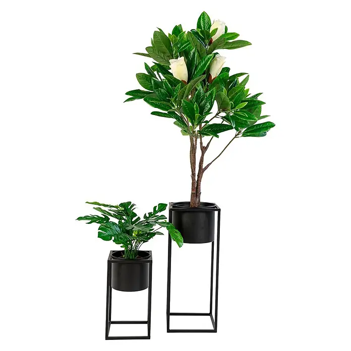 Tinkaro Übertopf rund Blumentopfständer - Außenmaß (Ø x H): 19,5 x 50,5 cm, schwarz, Stahl - Zwei künstliche Topfpflanzen in schwarzen Metallständern; eine hohe mit weißen Blüten, eine kleine mit breiten grünen Blättern.