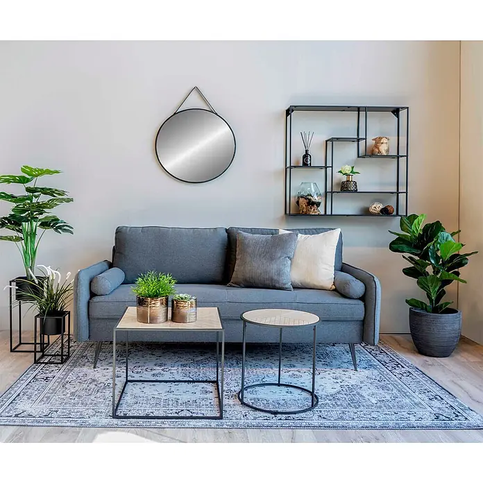 Tinkaro Übertopf rund Blumentopfständer - Außenmaß (Ø x H): 19,5 x 50,5 cm, schwarz, Stahl - Ein modernes Wohnzimmer mit einem grauen Sofa, zwei stilvollen Couchtischen und Pflanzen, das einen gemütlichen und funktionalen Raum schafft.