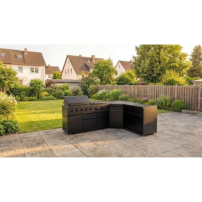 Kingstone Cube Outdoorküche I - 3 -tlg., Stahl, Sintered Stone, Schwarz, Material Grillfläche: Gusseisen, Anzahl Brenner: 11 Stk. - Schwarze L-förmige Außenküche mit integriertem Grill auf einer Terrasse.