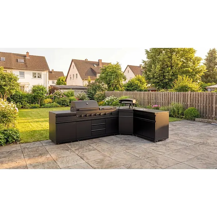 Kingstone Cube Outdoorküche - 5 -tlg., Stahl, Sintered Stone, Schwarz, Material Grillfläche: Gusseisen, Anzahl Brenner: 7 Stk. - Schwarze modulare Außenküche mit Grill, Pizzaofen und Spüle auf einer Terrasse.