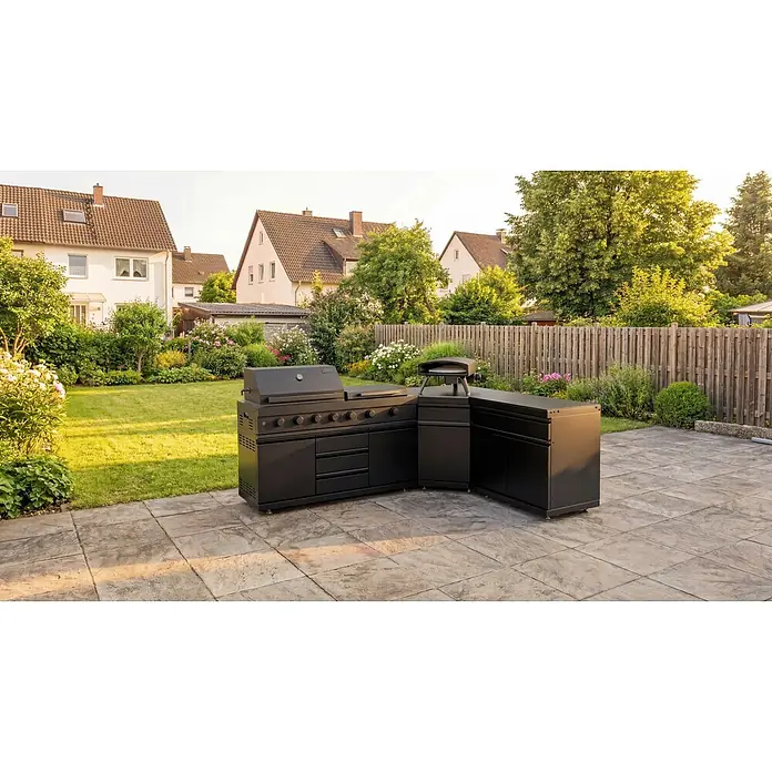 Kingstone Cube Outdoorküche - 4 -tlg., Stahl, Sintered Stone, Schwarz, Material Grillfläche: Gusseisen, Anzahl Brenner: 7 Stk. - Schwarze Außenküche mit integriertem Gasgrill und Pizzaofen auf einer Terrasse.