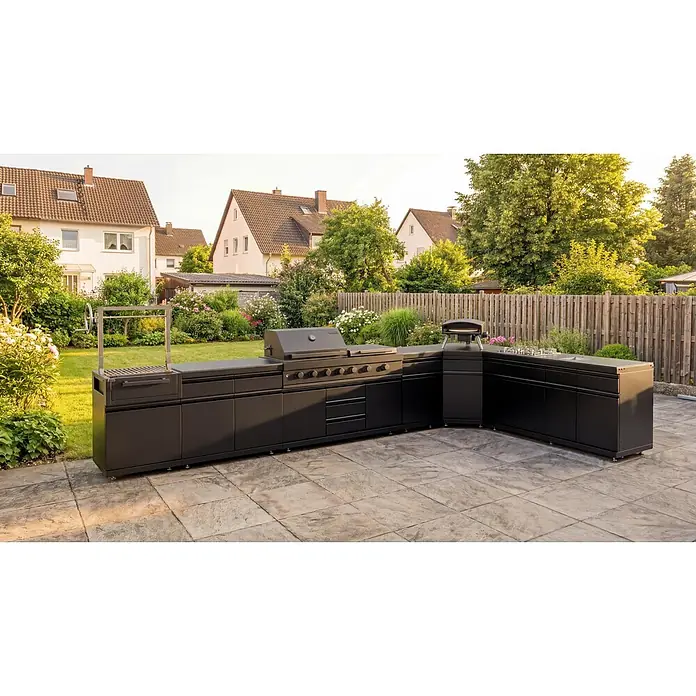 Kingstone Cube Outdoorküche III - 8 -tlg., Stahl, Sintered Stone, Schwarz, Material Grillfläche: Gusseisen, Anzahl Brenner: 11 Stk. - Große, dunkelgraue modulare Außenküche mit Grill, Kochfeld und Pizzaofen auf einer Terrasse.