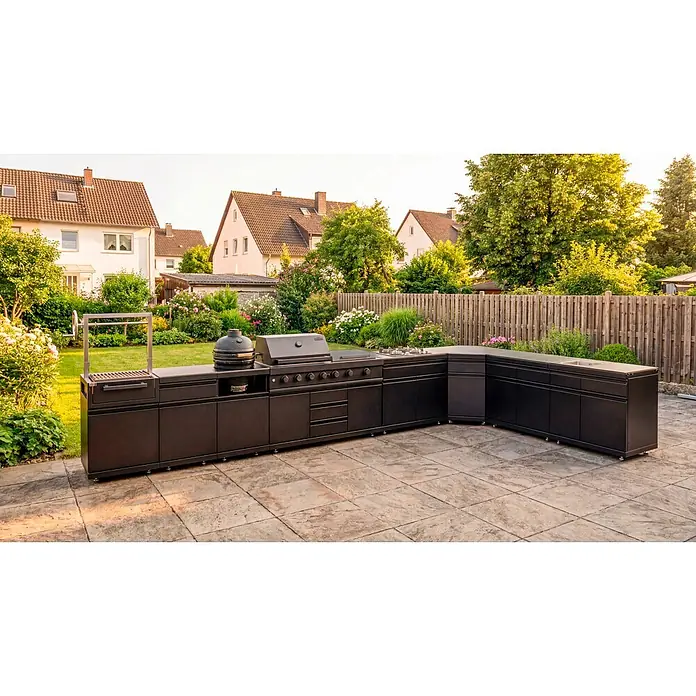 Kingstone Cube Outdoorküche I - 8 -tlg., Stahl, Sintered Stone, Schwarz, Material Grillfläche: Gusseisen, Anzahl Brenner: 11 Stk. - Schwarze L-förmige Außenküche mit integriertem Grill, Seitenbrenner, Spüle und Schränken auf einer Terrasse.