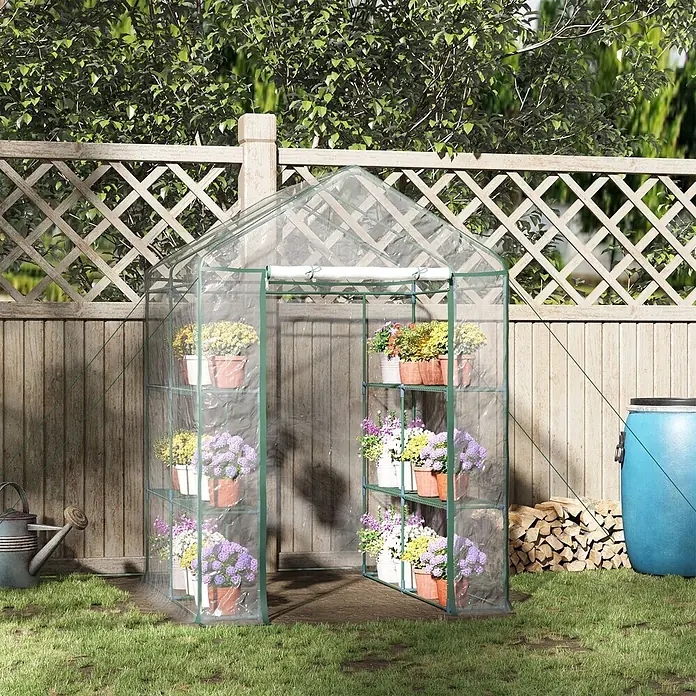 Outsunny Gewächshaus - 143 x 143 cm, Material Seitenwand: Kunststoff, 0,3 mm, Dunkelgrau - Kompaktes begehbares Gewächshaus mit klarer Plastikabdeckung und grünem Rahmen, gefüllt mit Topfpflanzen im Garten.