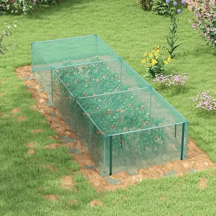 Outsunny Gewächshaus - 373 x 125 cm, Material Seitenwand: Kunststoff, 0,3 mm - Langes grünes Maschen-Gewächshaus mit Metallrahmen, darin Tomatenpflanzen mit grünen und orangefarbenen Früchten, im Garten.
