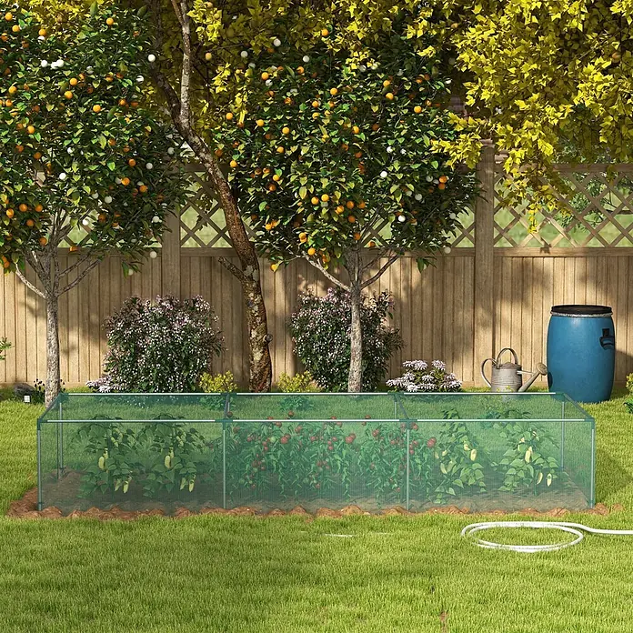 Outsunny Gewächshaus - 373 x 125 cm, Material Seitenwand: Kunststoff, 0,3 mm - Grünes Maschengewächshaus schützt junge Paprika- und Tomatenpflanzen in einem Gartenbeet auf Rasen.