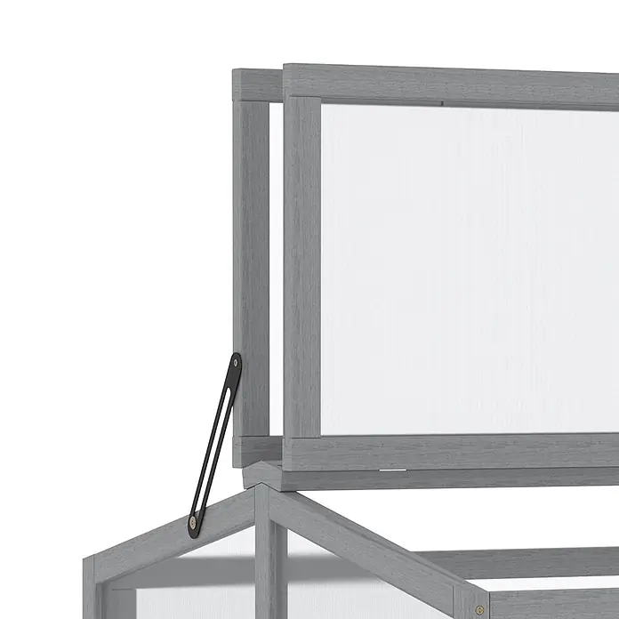 Outsunny Gewächshaus - 90 x 80 cm, Material Seitenwand: Kunststoff, 0,5 mm, Hellgrau - Nahaufnahme eines offenen grauen Holz-Gewächshausfensters mit transluzenter Scheibe und schwarzem Metallarm.