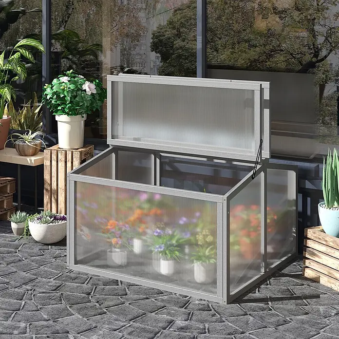Outsunny Gewächshaus - 90 x 80 cm, Material Seitenwand: Kunststoff, 0,5 mm, Hellgrau - Graues Klein-Gewächshaus mit durchsichtigen Wellplatten, Deckel offen, farbige Topfpflanzen auf einer Terrasse zeigend.