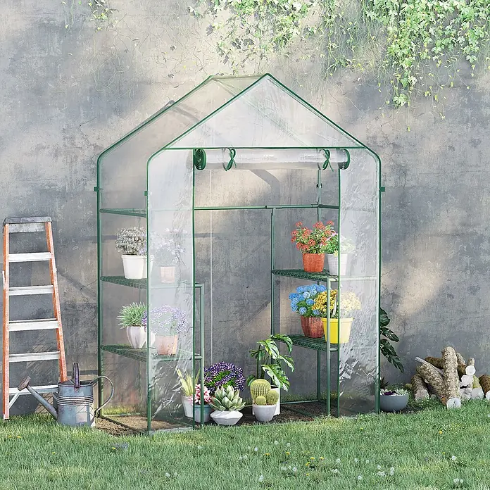 Outsunny Gewächshaus - 142 x 73 cm, Material Seitenwand: Kunststoff, 0,1 mm, Grün - Kleines A-Rahmen-Gewächshaus mit transparenter Abdeckung und grünem Rahmen, gefüllt mit Topfpflanzen.