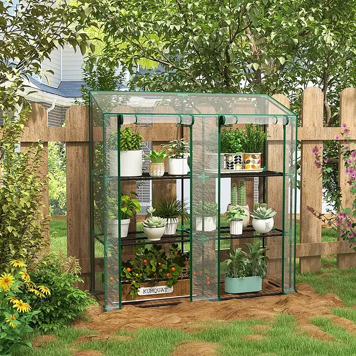 Outsunny Gewächshaus - 143 x 46 cm, Material Seitenwand: Kunststoff, 0,3 mm, Schwarz - Kleines Gewächshaus mit durchsichtiger Kunststoffabdeckung und grünem Rahmen, gefüllt mit Topfpflanzen im Garten.