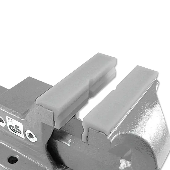 Heka Schonbacken - 125 mm, Kunststoff, 2 -tlg. - Nahaufnahme eines Schraubstocks mit weichen Backen zum Schutz empfindlicher Werkstücke vor Beschädigungen. Ideal für präzises Arbeiten.