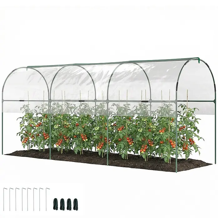 Outsunny Gewächshaus - Außenmaß inkl. Dachüberstand (B x T): 123 x 400 cm, Material Seitenwand: Kunststoff, 0,3 mm, Dunkelgrün - Transparentes Folienzelt mit grünem Rahmen über Tomatenpflanzen. Inklusive Metallheringen und grünen Seilen.