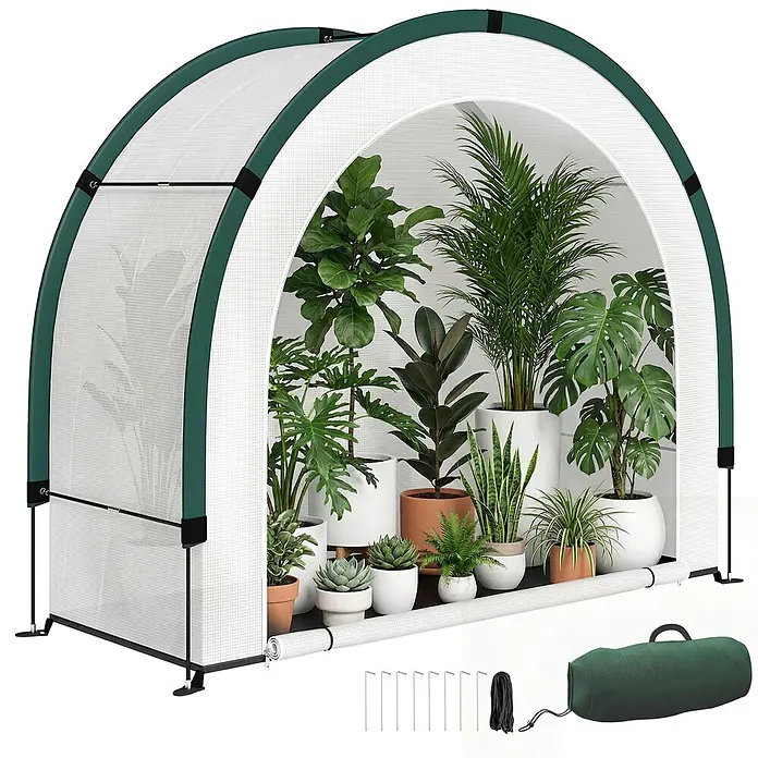Outsunny Gewächshaus - Außenmaß inkl. Dachüberstand (B x T): 200 x 80 cm, Material Seitenwand: Kunststoff, 0,3 mm, Dunkelgrün - Tragbares Gewächshaus mit grünem Rahmen und durchscheinender Abdeckung, gefüllt mit Topfpflanzen. Inklusive Tragetasche und Erdspieße.
