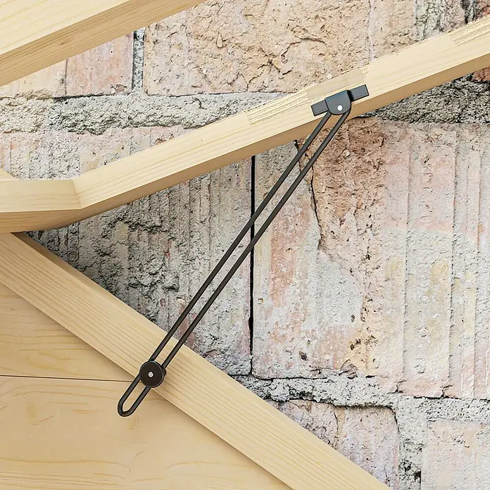 Outsunny Gewächshaus - Außenmaß inkl. Dachüberstand (B x T): 100 x 56,5 cm, Material Seitenwand: Kunststoff, 0,8 mm, Naturholz - Dunkler Metallfeststeller verbindet zwei helle Holzbalken, vor einer Ziegelwand.