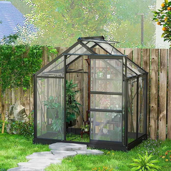 Outsunny Gewächshaus - Außenmaß inkl. Dachüberstand (B x T): 190 x 132 cm, Material Seitenwand: Kunststoff, 4 mm, Grau - Schwarz gerahmtes Gewächshaus mit transparenten Paneelen und offenem Dachfenster, in einem lebendigen Gartenweg.