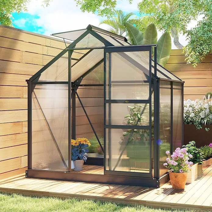 Outsunny Gewächshaus - Außenmaß inkl. Dachüberstand (B x T): 190 x 132 cm, Material Seitenwand: Kunststoff, 4 mm, Grau - Dunkel umrahmtes Gewächshaus mit lichtdurchlässigen Paneelen und offenem Dachfenster, auf einer Holzterrasse im Garten, Pflanzen zeigend.
