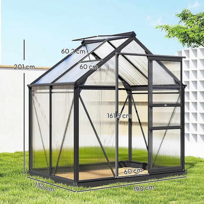 Outsunny Gewächshaus - Außenmaß inkl. Dachüberstand (B x T): 190 x 132 cm, Material Seitenwand: Kunststoff, 4 mm, Grau - Ein schwarz gerahmtes Gewächshaus mit durchscheinenden Platten auf Gras unter blauem Himmel, zeigt Maße für Höhe, Breite und Tiefe.