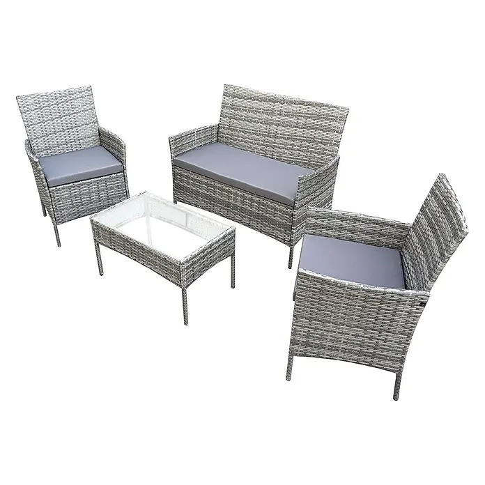 SVITA Loungemöbel-Set BROOKLYN - 4 -tlg., Polyrattan, 180g Polyester, Grau - Graues Rattan-Gartenmöbelset mit 2-Sitzer-Sofa, zwei Sesseln und Couchtisch mit Glasplatte, alle mit grauen Kissen.
