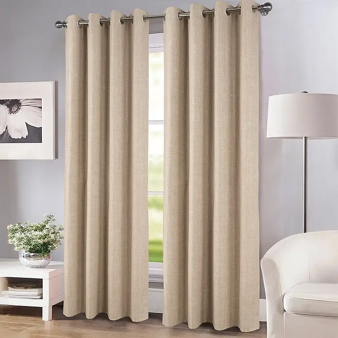 Cortina con ollaos opaca Novan - An x Al: 140 x 260 cm, Natural - Un par de cortinas beis texturizadas con ojales cuelga de una barra plateada, cubriendo parcialmente una ventana.