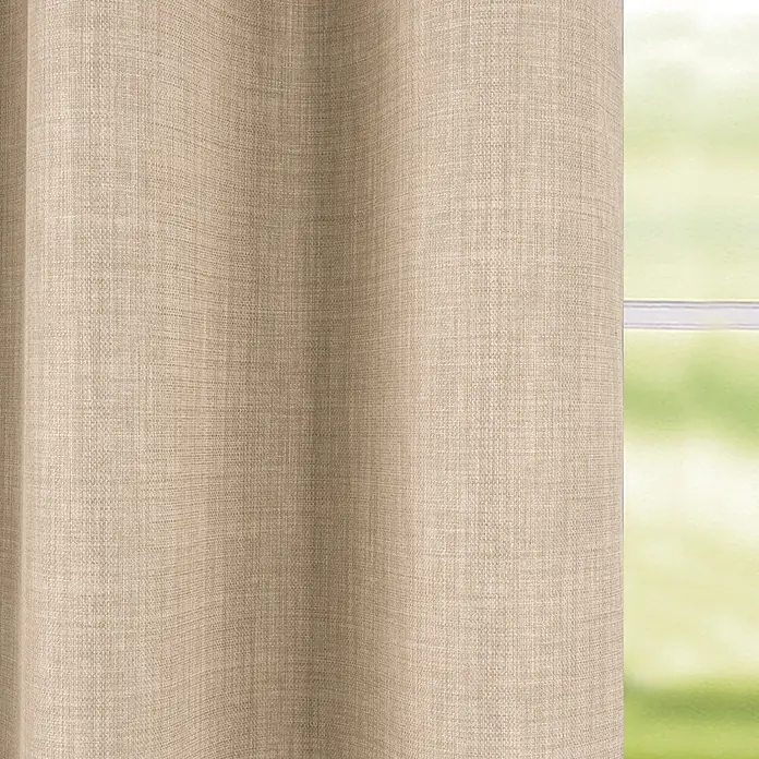 Cortina con ollaos opaca Novan - An x Al: 140 x 260 cm, Natural - Cortina texturizada marrón claro, parcialmente corrida, con vista verde borrosa a través de la ventana.