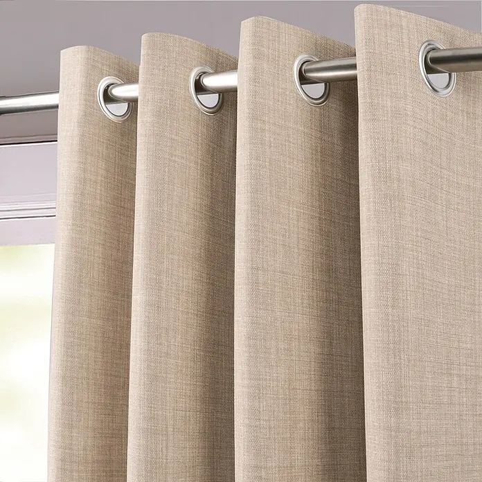 Cortina con ollaos opaca Novan - An x Al: 140 x 260 cm, Natural - Primer plano de cortinas beis texturizadas con ojales colgando de una barra plateada.