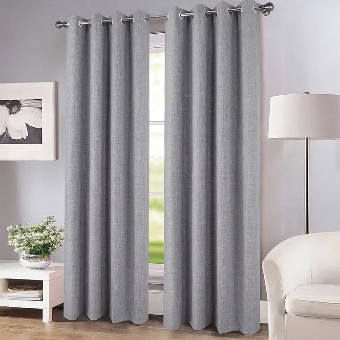 Cortina con ollaos opaca Novan - An x Al: 140 x 260 cm, Perla - Cortinas grises claras texturizadas con ojales colgando sobre una ventana en una habitación.