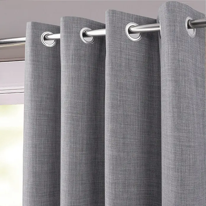 Cortina con ollaos opaca Novan - An x Al: 140 x 260 cm, Perla - Cortinas grises con ojales de tela texturizada, colgadas en una barra plateada.