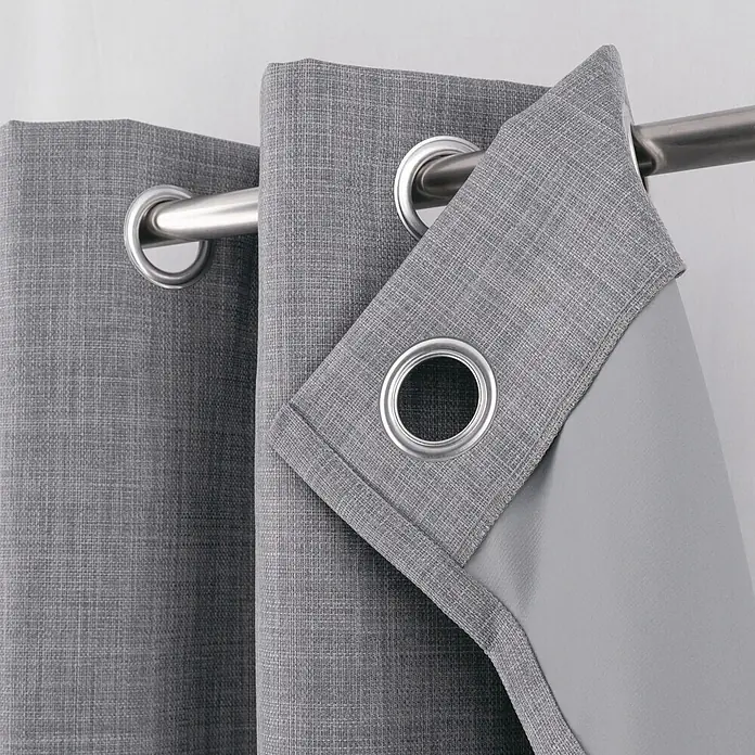 Cortina con ollaos opaca Novan - An x Al: 140 x 260 cm, Perla - Cortinas grises texturizadas con ojales plateados en una barra, mostrando el forro gris más claro.