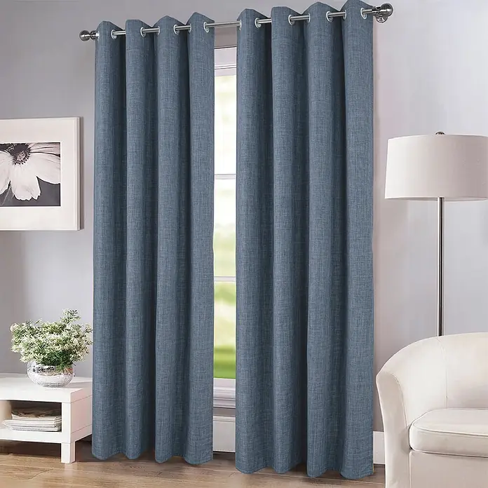 Cortina con ollaos opaca Novan - An x Al: 140 x 260 cm, Azul - Cortinas azules texturizadas con ojales colgadas en una ventana.
