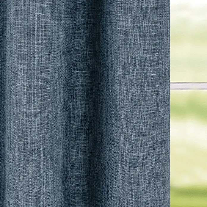 Cortina con ollaos opaca Novan - An x Al: 140 x 260 cm, Azul - Cortina azul texturizada con tejido de lino, cubriendo parcialmente una ventana.