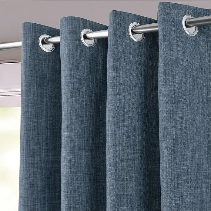 Cortina con ollaos opaca Novan - An x Al: 140 x 260 cm, Azul - Cortinas azules texturizadas con ojales, colgadas de una barra plateada.