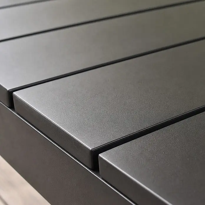 Home Deluxe Gartentisch Tischplatte RIO - L x B x H: 80 x 80 x 5 cm, Schwarz - Nahaufnahme einer dunkelgrauen, lamellenförmigen Tisch- oder Bankoberfläche mit mattem Metall-Finish.
