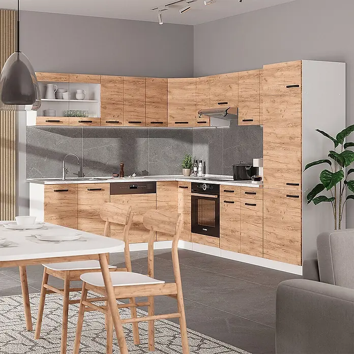 Vicco Eckküche R-Line Goldkraft Eiche/Weiß AP Marmor - Goldkraft Eiche, Ohne Elektrogeräte - L-förmige Küche mit hellen Holzoptik-Schränken und schwarzen Griffen, integriert in einen modernen offenen Wohnbereich mit Essplatz.