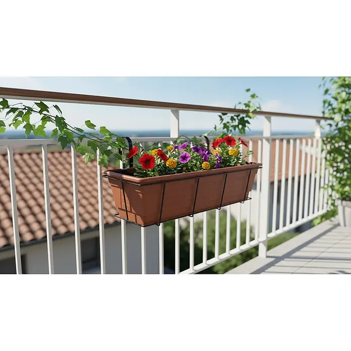 Plastard Pflanzkasten 3er Set 100 cm selbstwässernd Hydroeinsatz & Metallkorb - Außenmaß (L x B x H): 100 x 21 x 17 cm, Kunststoff, Terrakotta - Brauner Blumenkasten mit bunten Blumen, der an einem weißen Balkongeländer hängt, mit grünem Efeu.