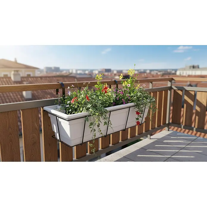 Plastard Pflanzkasten 100 cm selbstwässernd mit Hydroeinsatz & Metallkorb - Außenmaß (L x B x H): 100 x 21 x 17 cm, Kunststoff, Weiß - Weißer rechteckiger Blumenkasten mit bunten Blumen und Ranken, an einem modernen Balkongeländer über einer Stadt.