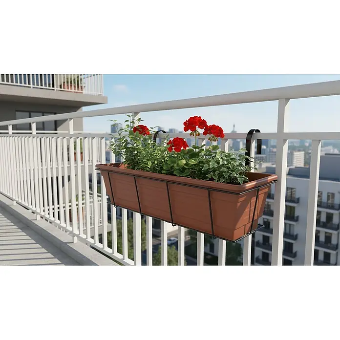 Plastard Pflanzkasten 3er Set 100 cm selbstwässernd Hydroeinsatz & Metallkorb - Außenmaß (L x B x H): 100 x 21 x 17 cm, Kunststoff, Terrakotta - Brauner Blumenkasten mit schwarzem Halter, gefüllt mit Pflanzen und roten Blumen, am Balkongeländer hängend.