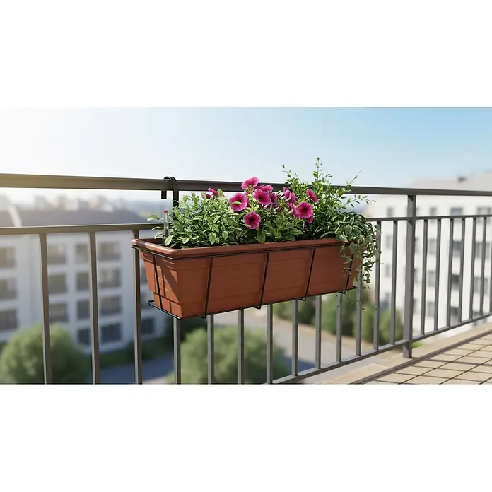 Plastard Pflanzkasten 3er Set 60 cm selbstwässernd Hydroeinsatz & Metallkorb - Außenmaß (L x B x H): 60 x 21 x 17 cm, Kunststoff, Terrakotta - Brauner Balkon-Blumenkasten mit bunten Blumen und Pflanzen, am Metallgeländer hängend.