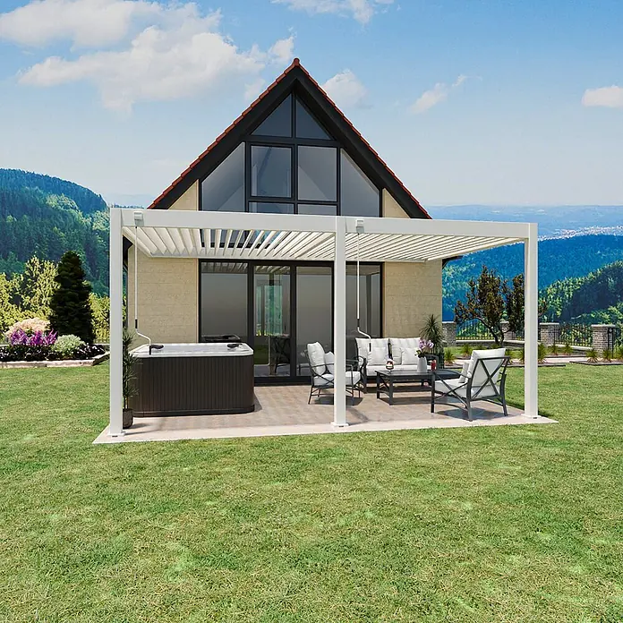 Weide Pergola Deluxe für Wandmontage Aluminium 3,6 x 5,3 m Weiß - B x T: 530 x 360 cm, Farbe Gestell: Sandpapier FinishWeiss / RAL Farbcode 9016, Aluminium - Weiße Aluminium-Pergola beschattet eine Terrasse mit Whirlpool und Loungemöbeln, an einem modernen Haus.